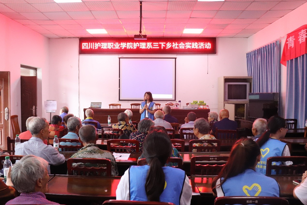 图为带队老师为村民们介绍本次活动的目的。骆雨莎 摄