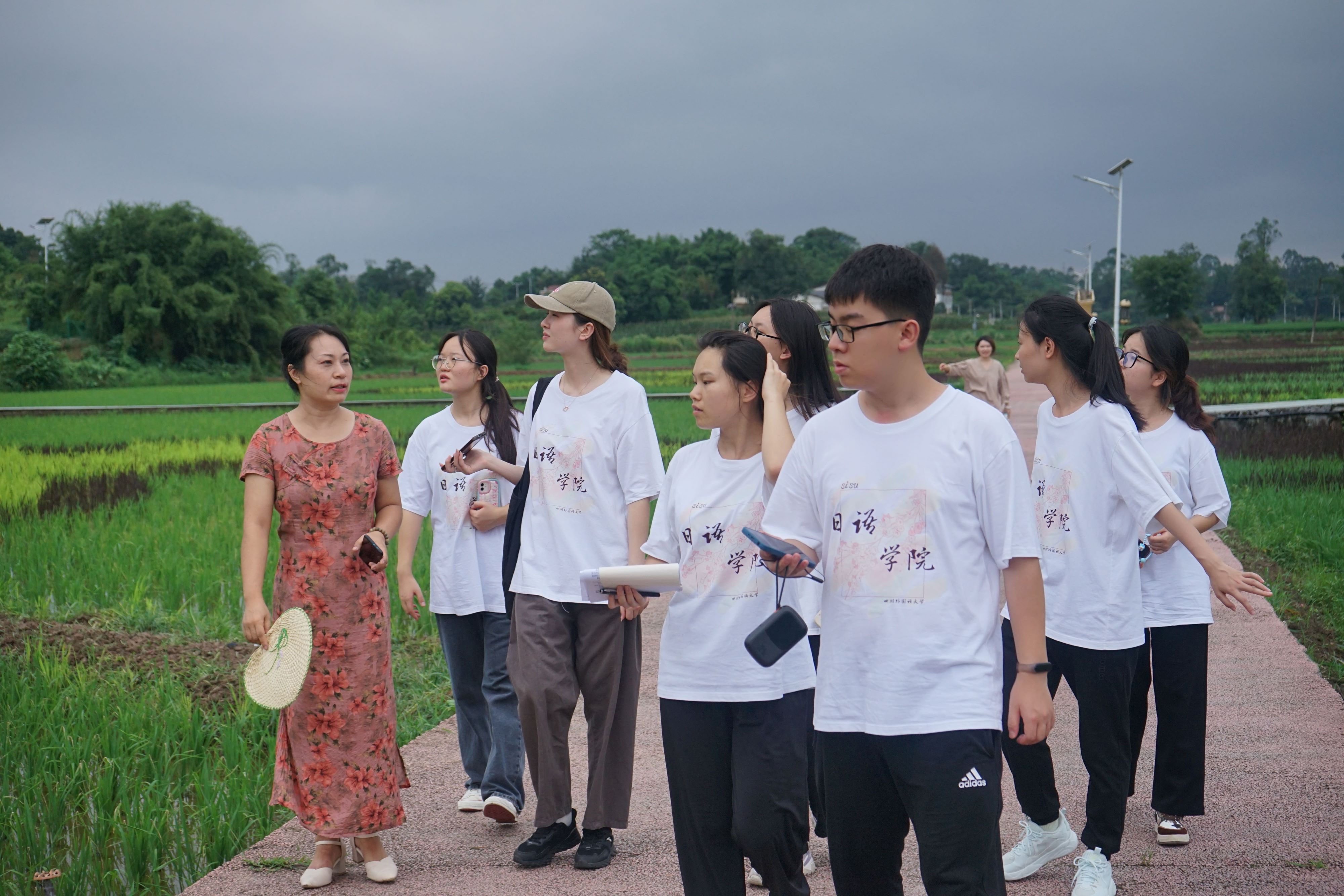 01初印象——在当地村民的带领下，走在田野上，深入了解长虹村的发展历史、经济发展、生态环境。四川外国语大学徐榕提供