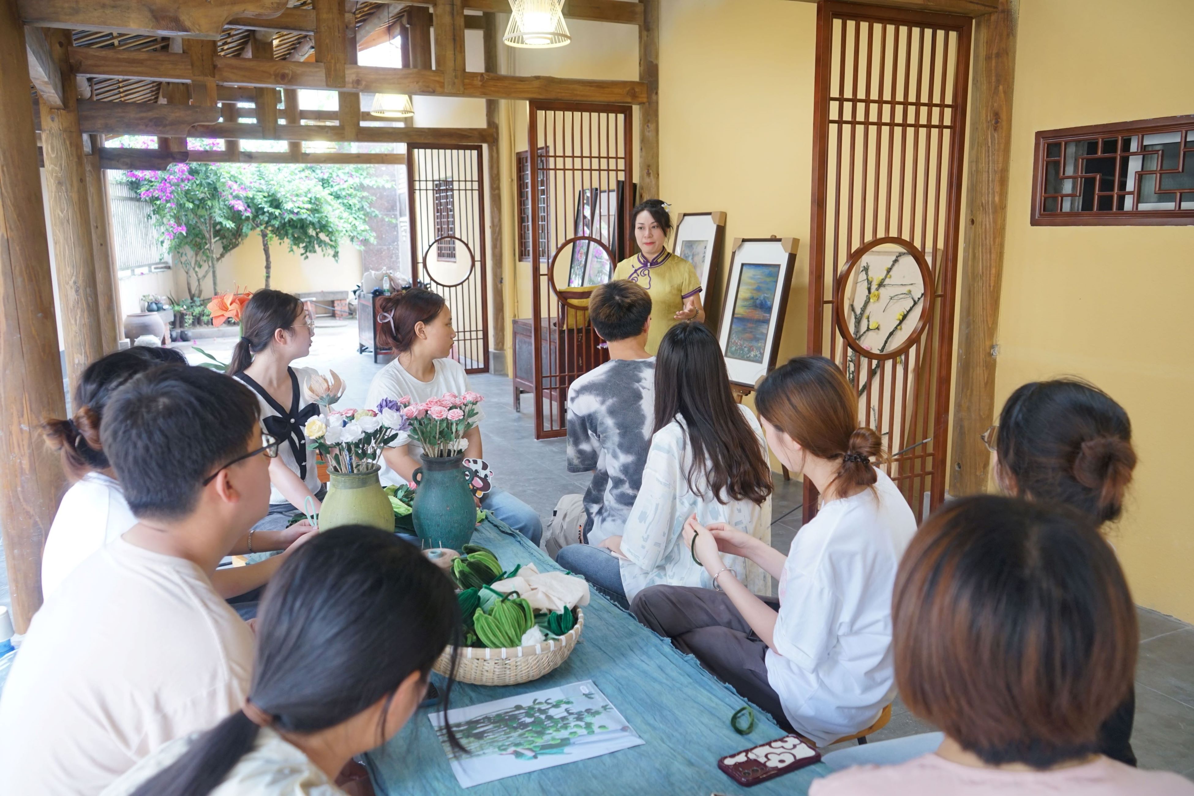 05非遗文化传承——川外日院学子跟随植物染绣传承人刘萍老师了解植物染绣的历史与制作步骤。四川外国语大学徐榕提供