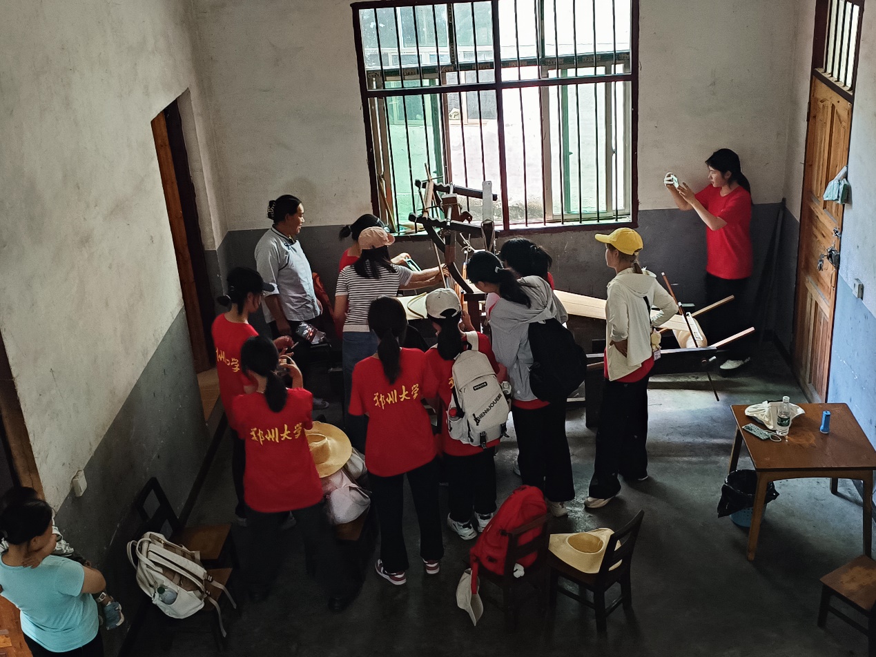 图为实践队人员学习织布。中国青年网通讯员  梁欣雨 供图