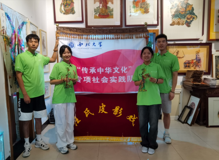 图为团队成员在汪氏皮影工作室的合影