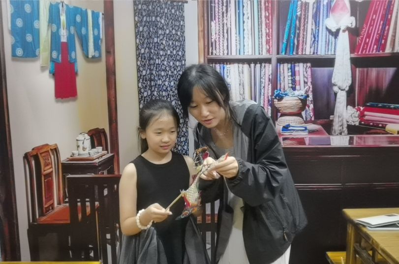 团队成员与游客互动体验操纵皮影