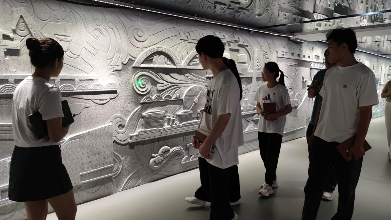 图为团队成员参观地下管廊并聆听讲解。任阔供图