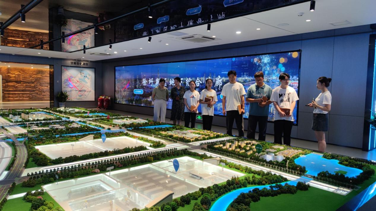 图为团队成员在徐圩港区地下综合管廊参观。孙含雪供图