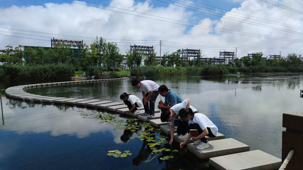图为污水处理厂再生水调研。顾平生供图