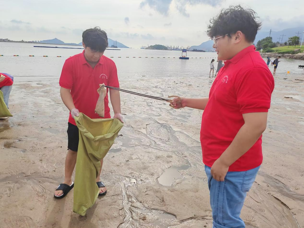 图为团队成员捡拾难降解塑料物。季舒供图