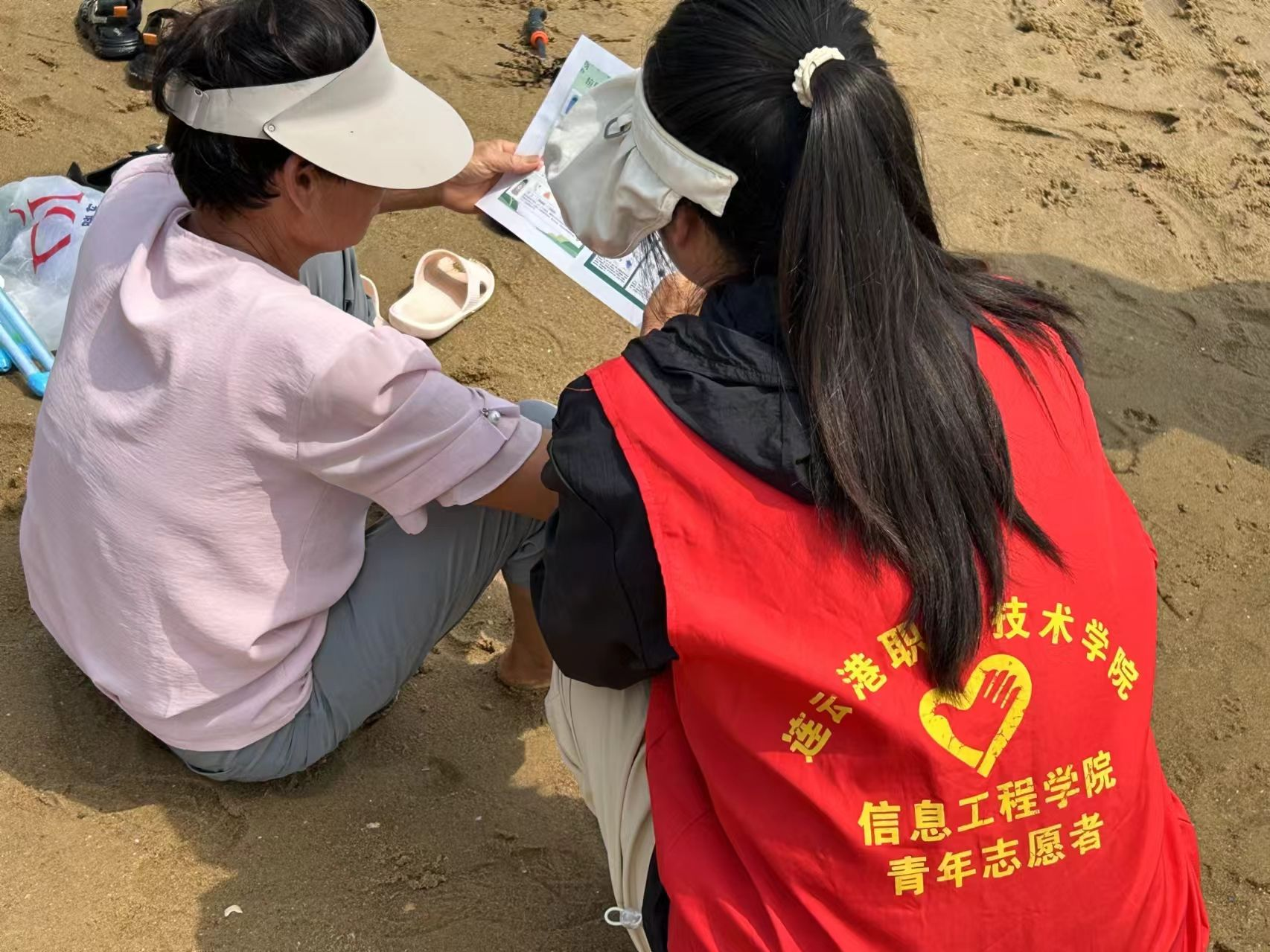 图为团队成员向游客讲解宣传手册。顾平生供图