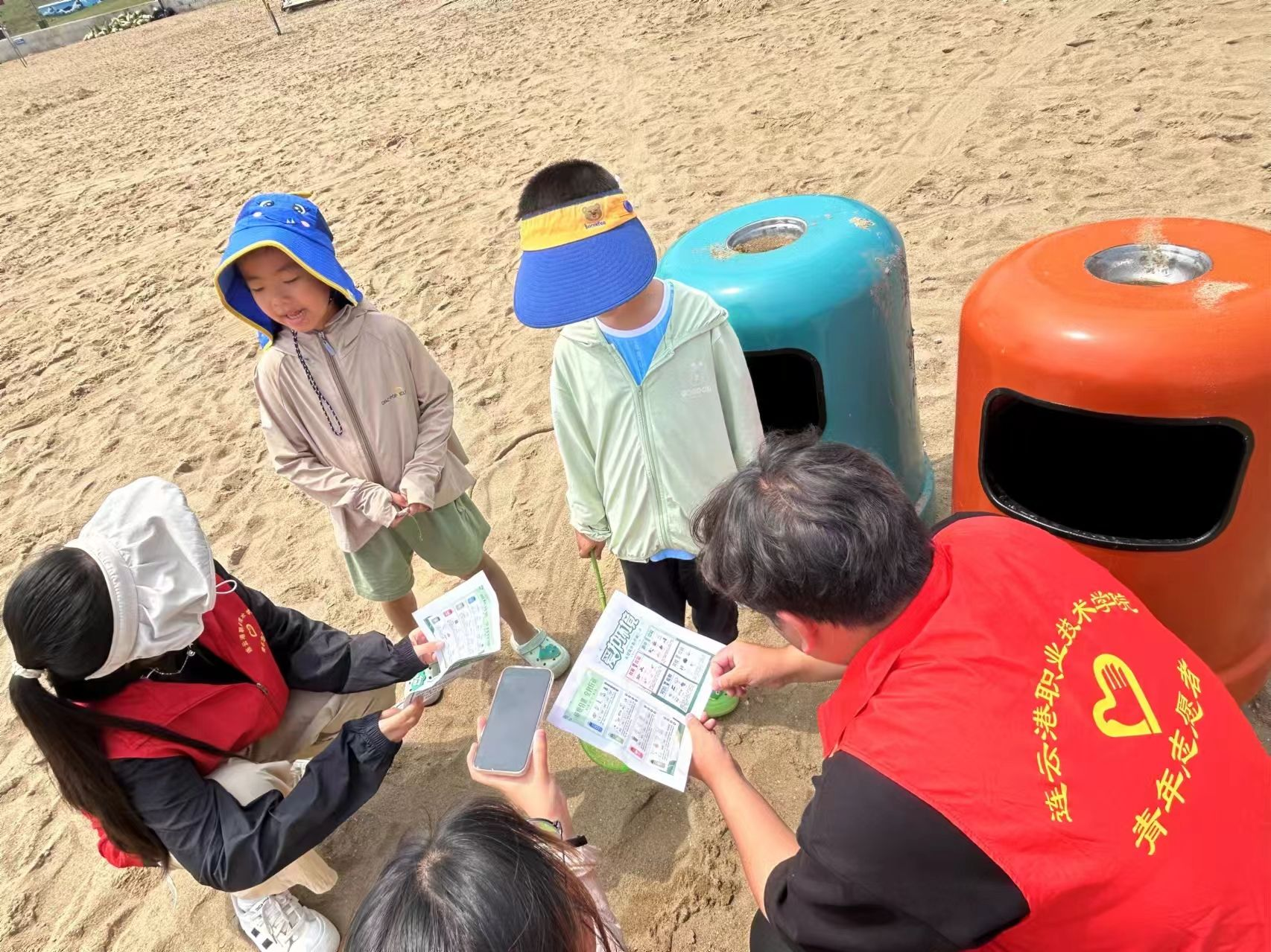 图为团队成员为祖国的花朵宣传垃圾分类。任阔供图