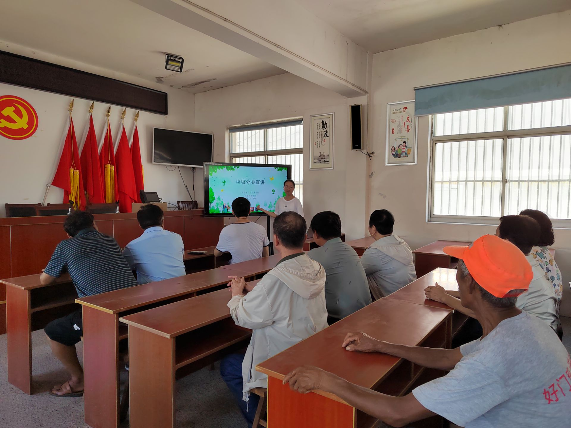 图为团队成员在村里进行垃圾分类主题的宣讲。季舒供图