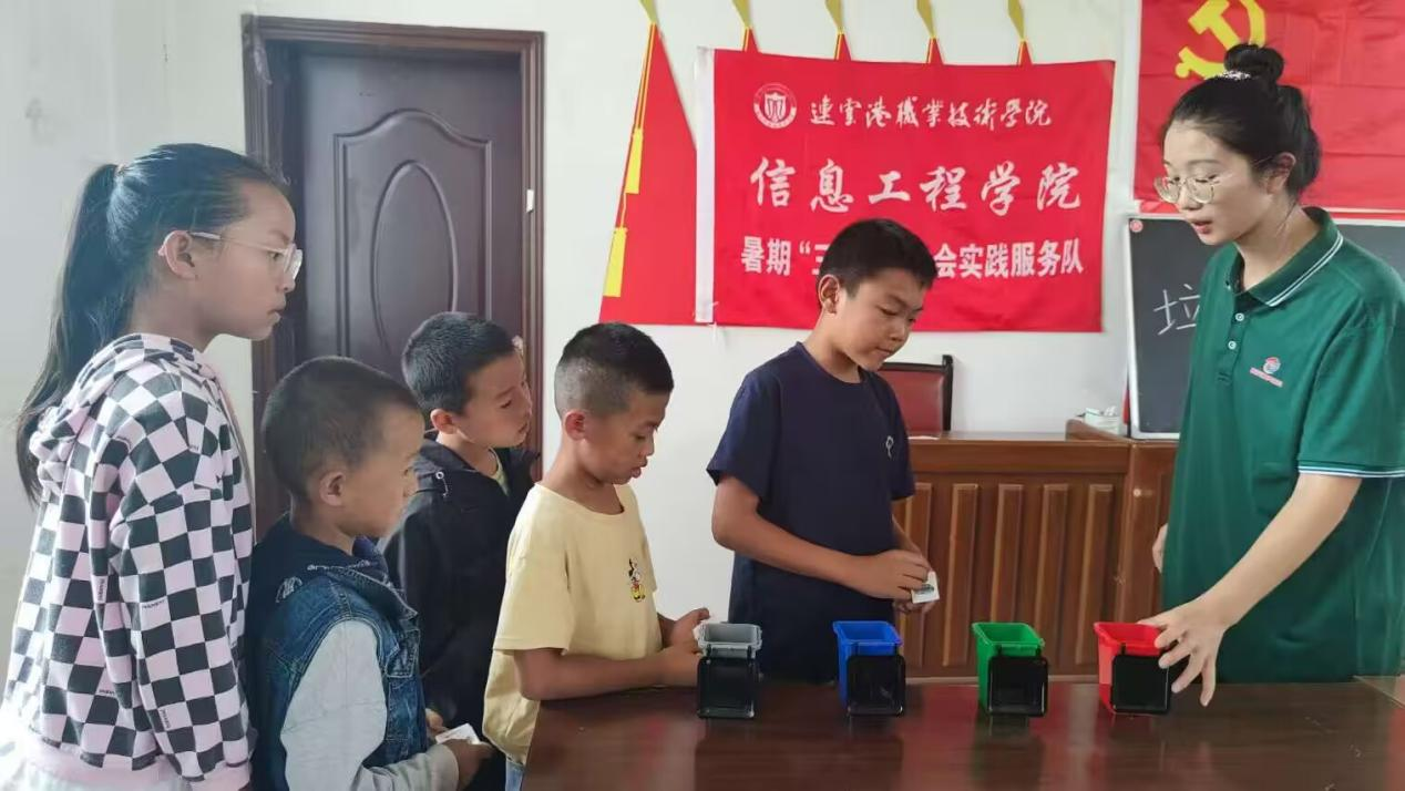 图为小朋友学以致用垃圾分类。杨淑娴供图