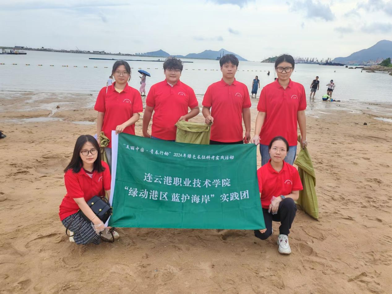 图为团队成员在海边捡完垃圾的大合照。季舒供图