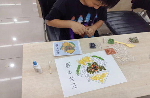 孩子们在参与“五谷作画”活动.png