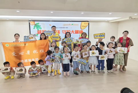 爱心暑托班志愿服务团和社区的合照.png