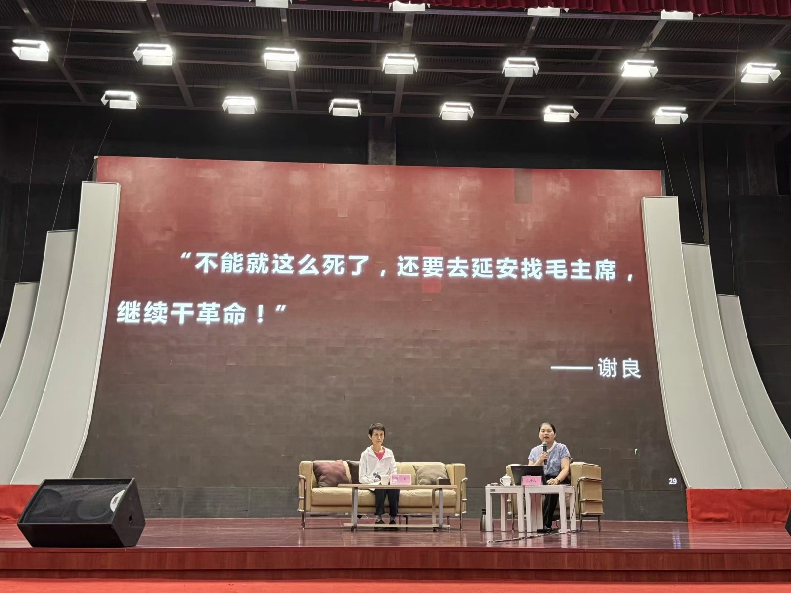 8谢虹老师讲述中.jpg