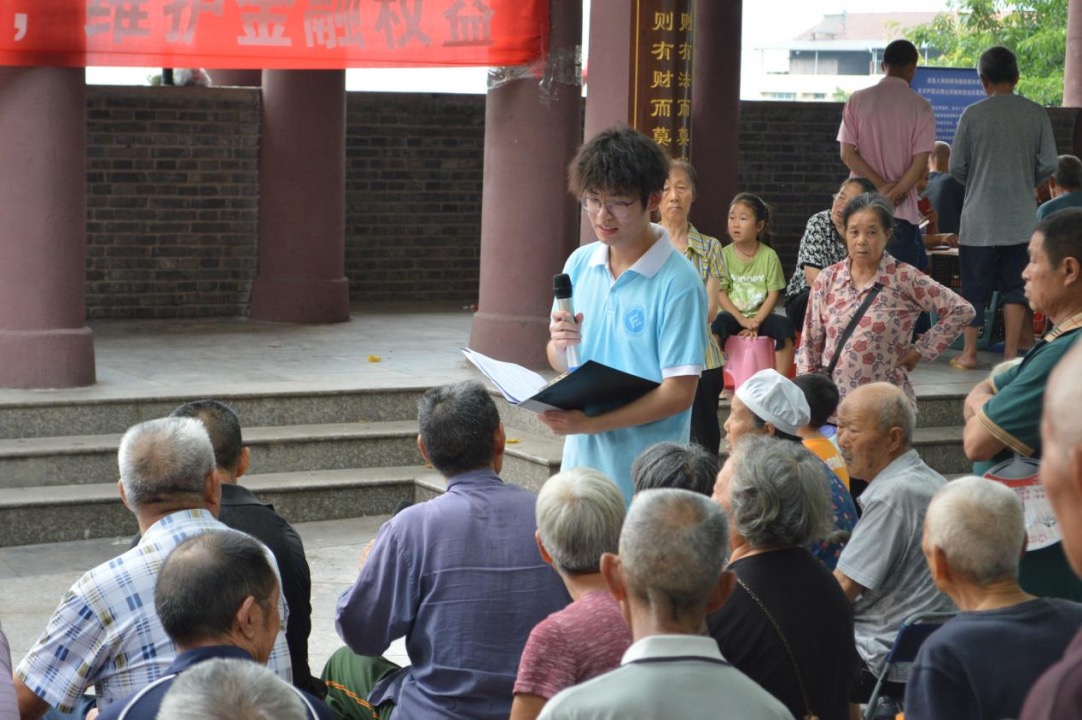 图为实践团成员询问居民是否有经历过诈骗情况。