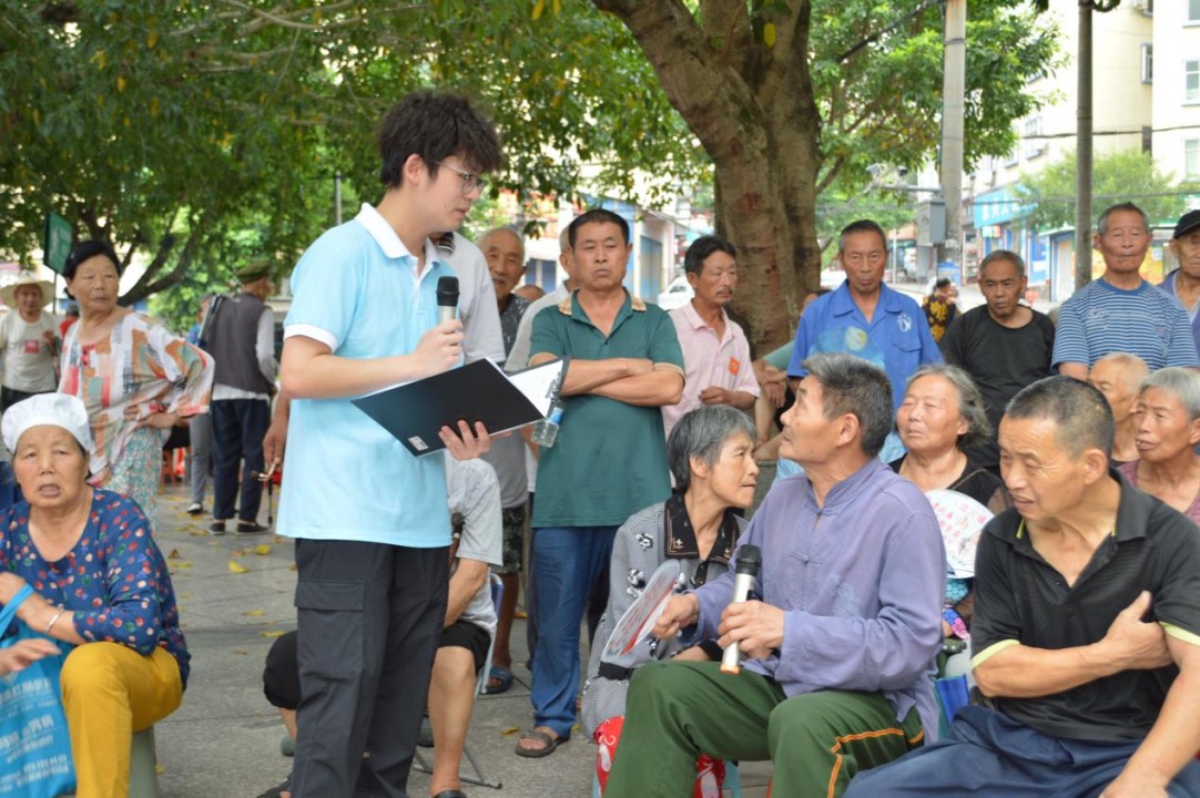 图为居民向实践团成员分享自己受骗的经历。