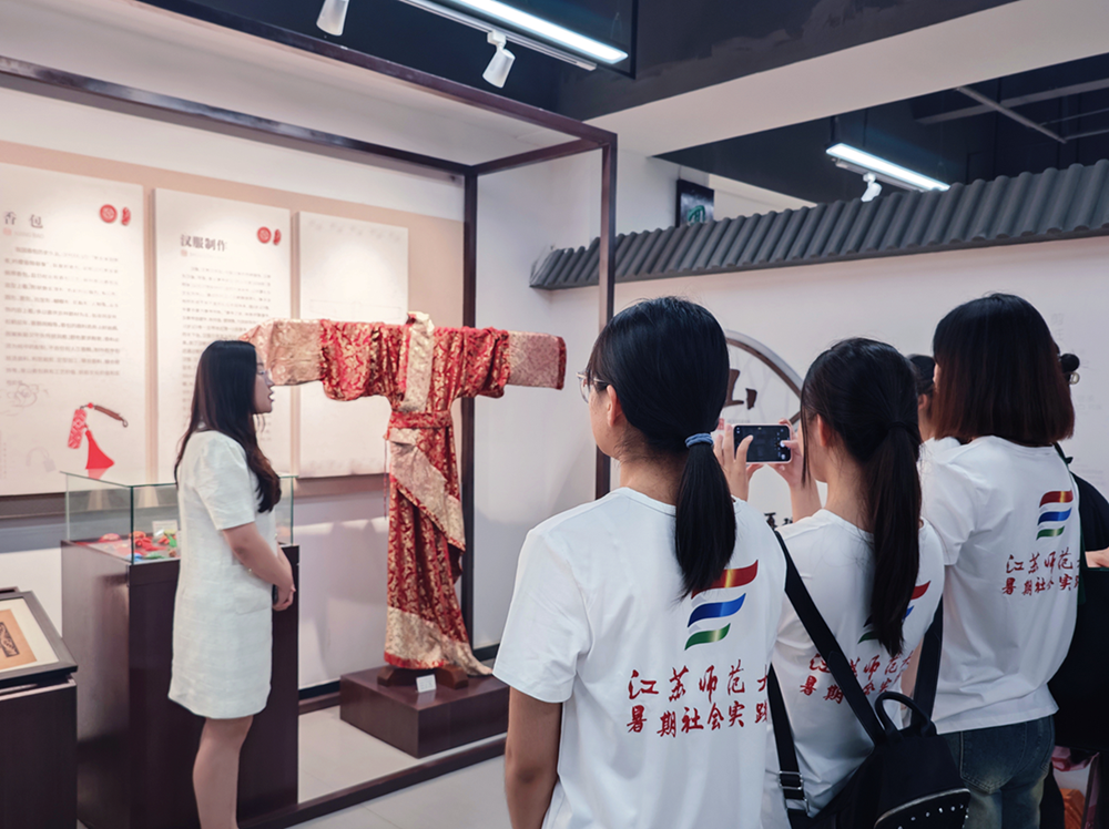 圖為實踐團成員在文化館二樓的非遺展館聽講解人講解徐州非物質文化遺產。張偲琪 供圖.png