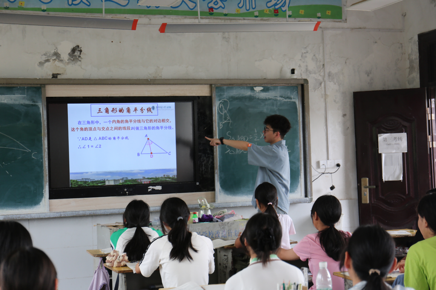 图8：法伴青春志愿服务实践团在荆州市江陵县资市镇初级中学与学生开展教学活动.png