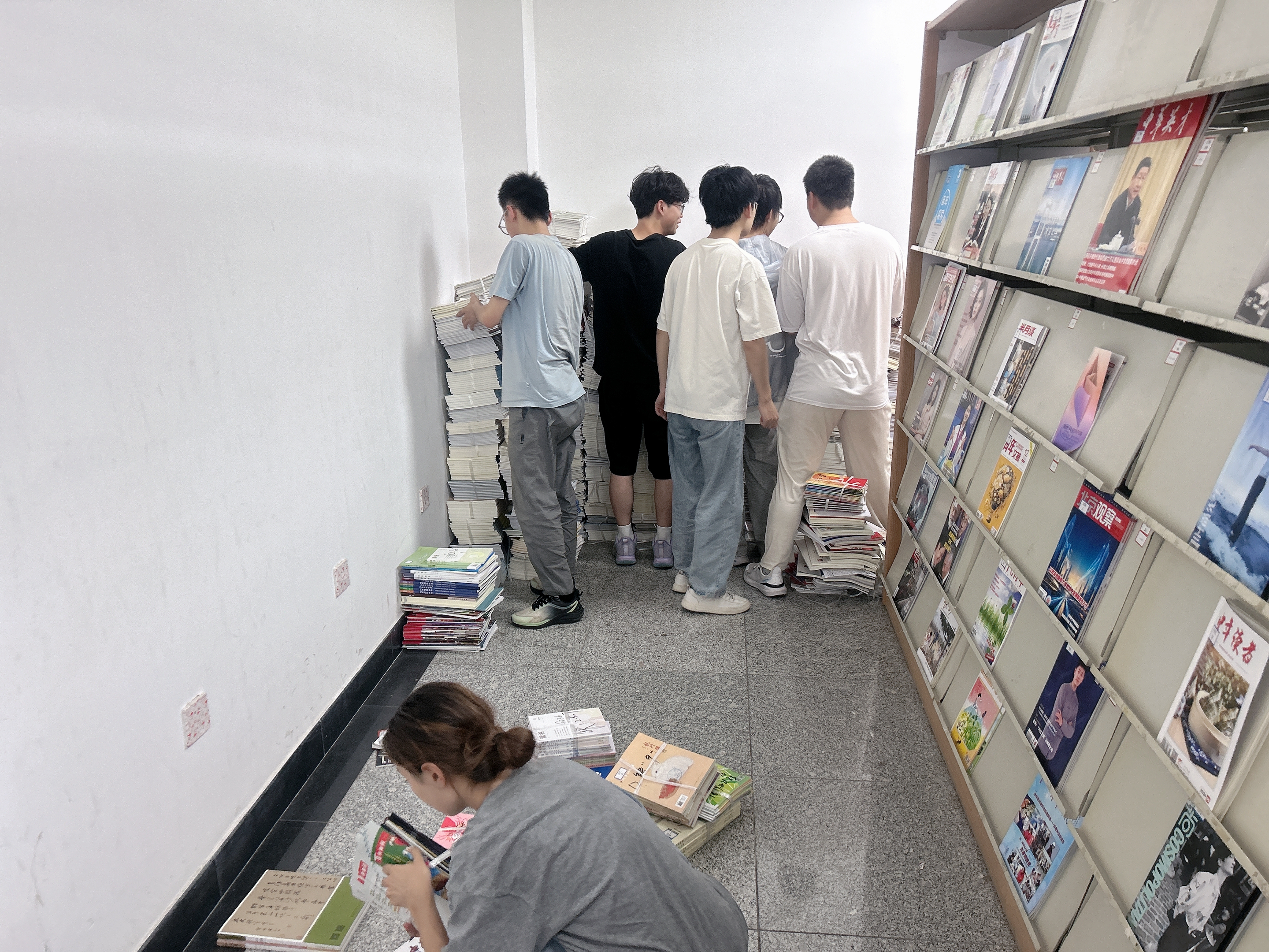 实践团在图书馆为藏区挑选图书