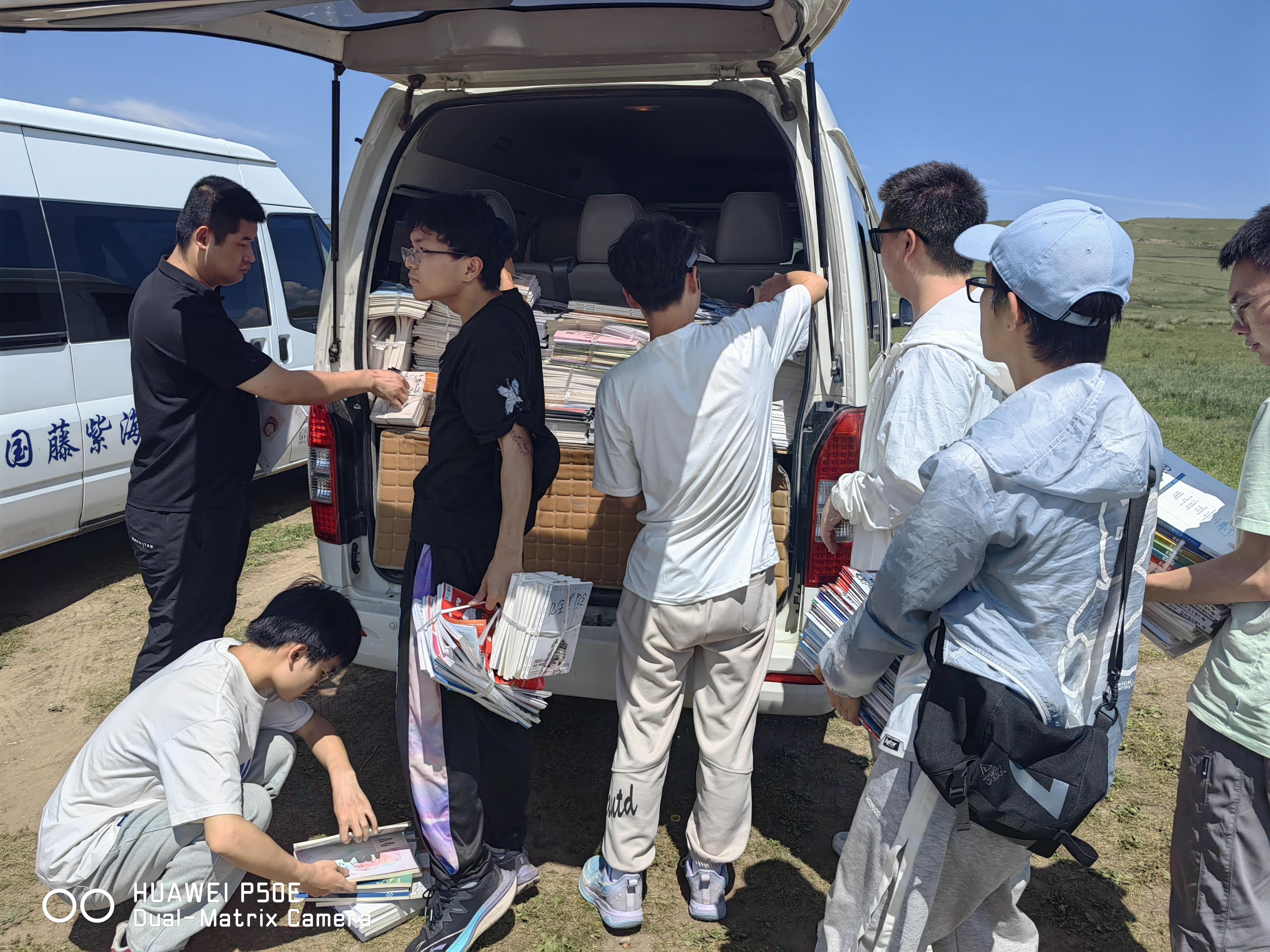 实践团将图书搬运至善觉环保团队