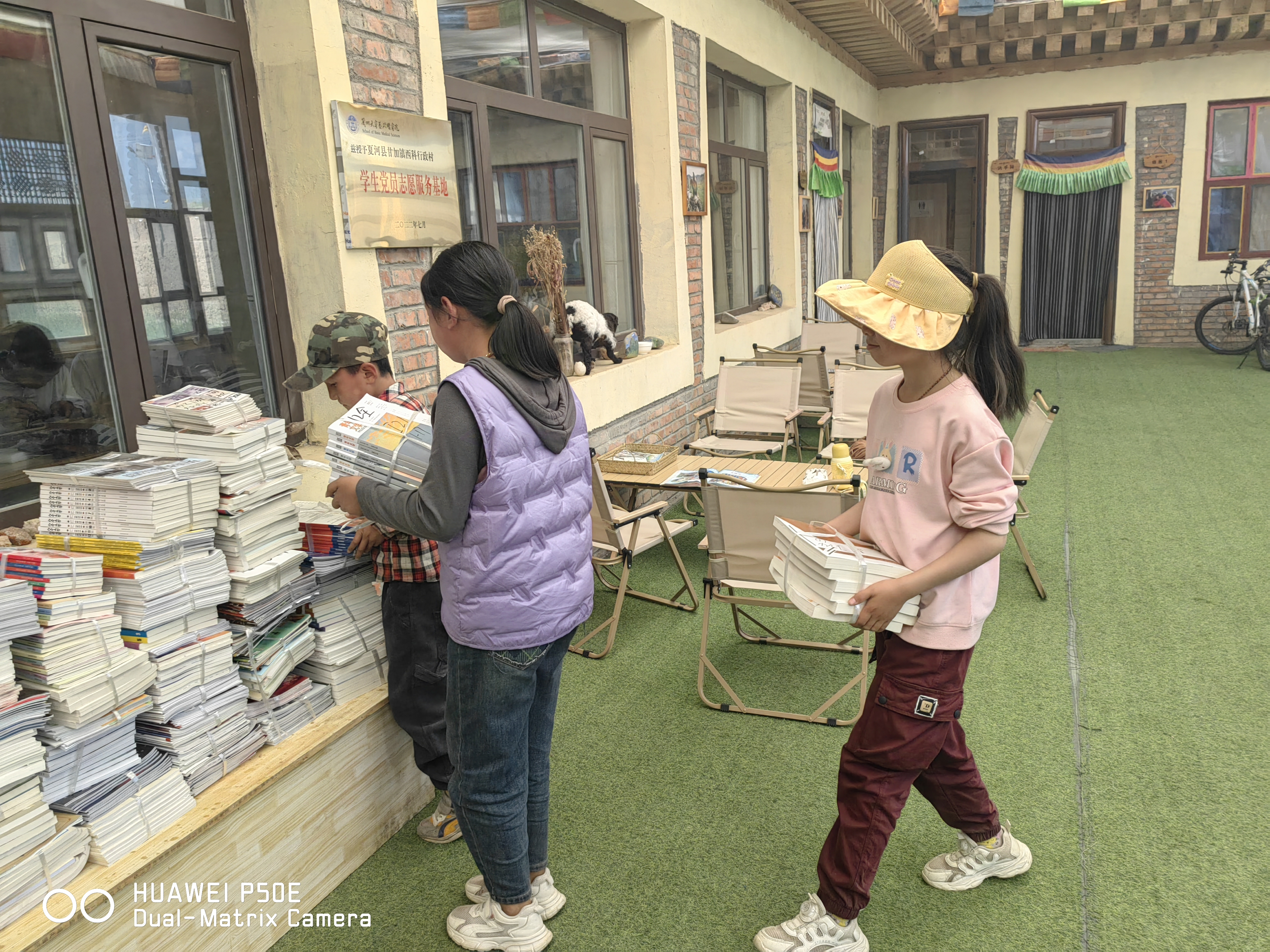 藏区小朋友帮助实践团搬运图书