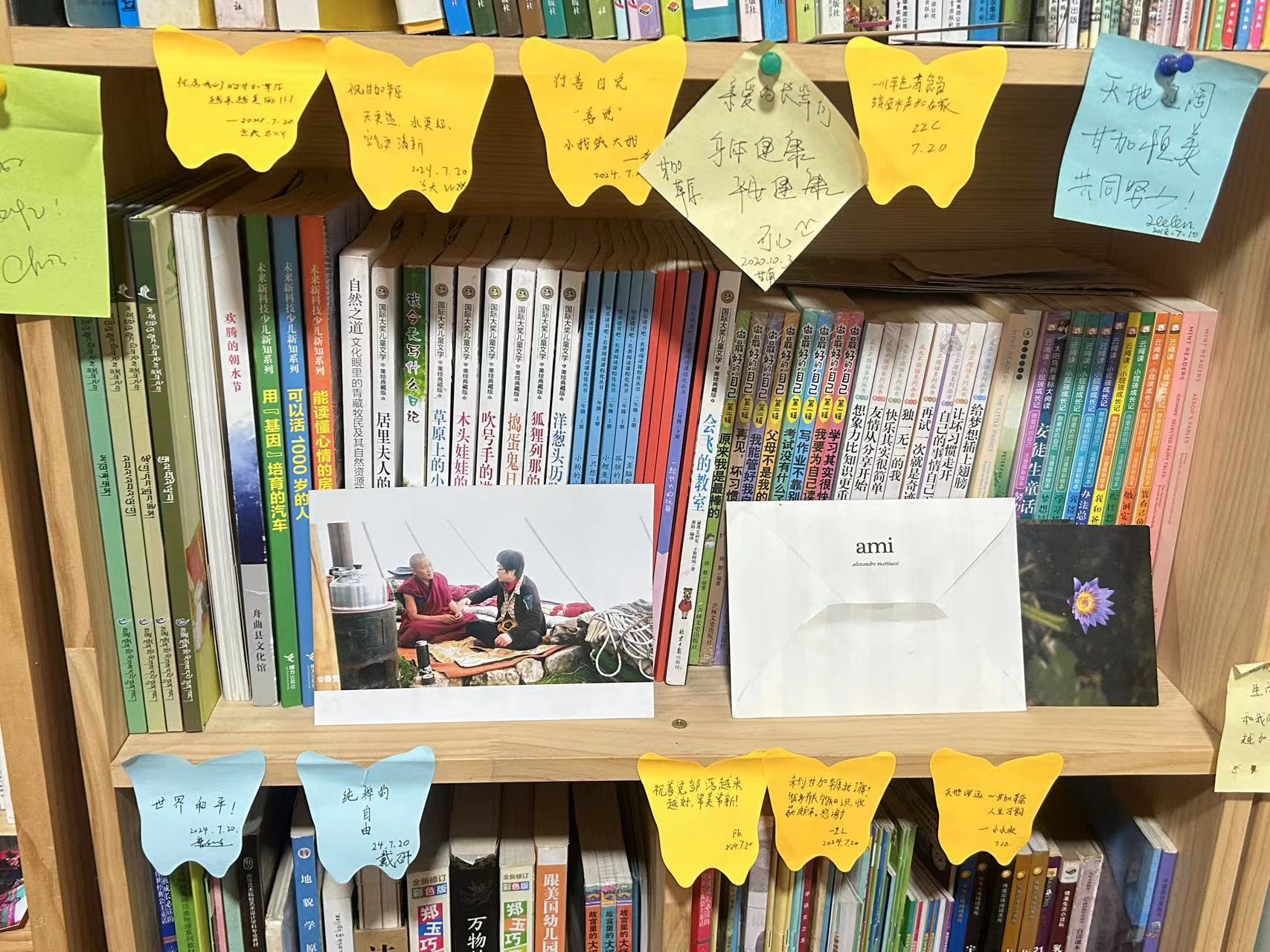 实践团将图书规整至书架并留下寄语