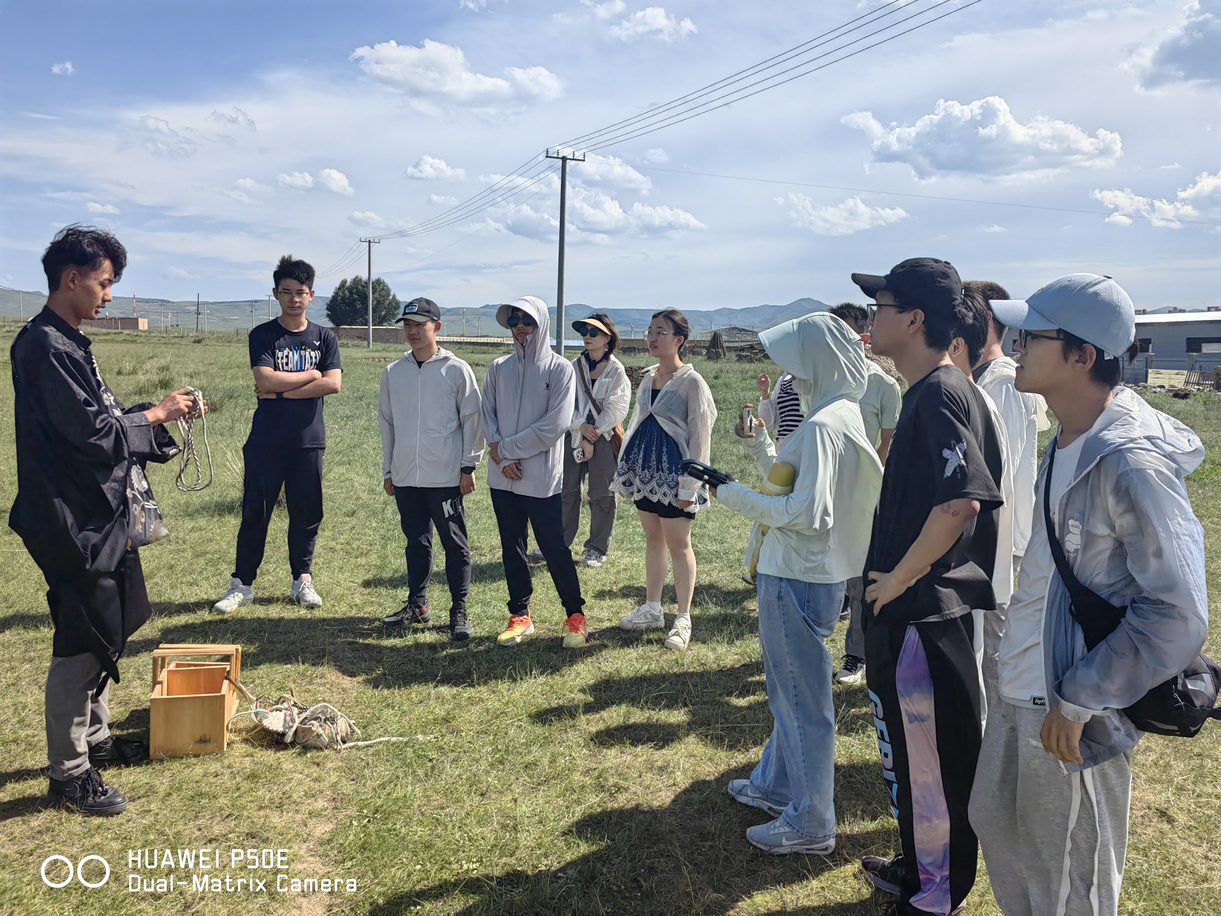 善觉环保团队志愿者教授实践团游牧工具——阿恰的使用