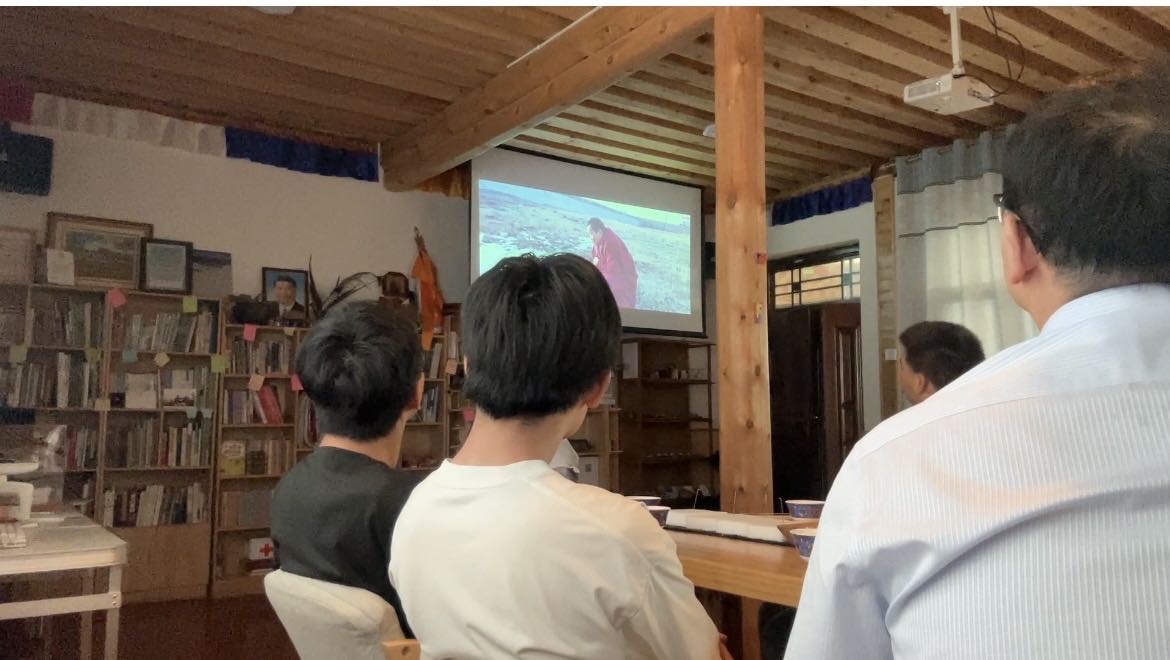 实践团观看善觉环保团队纪录片