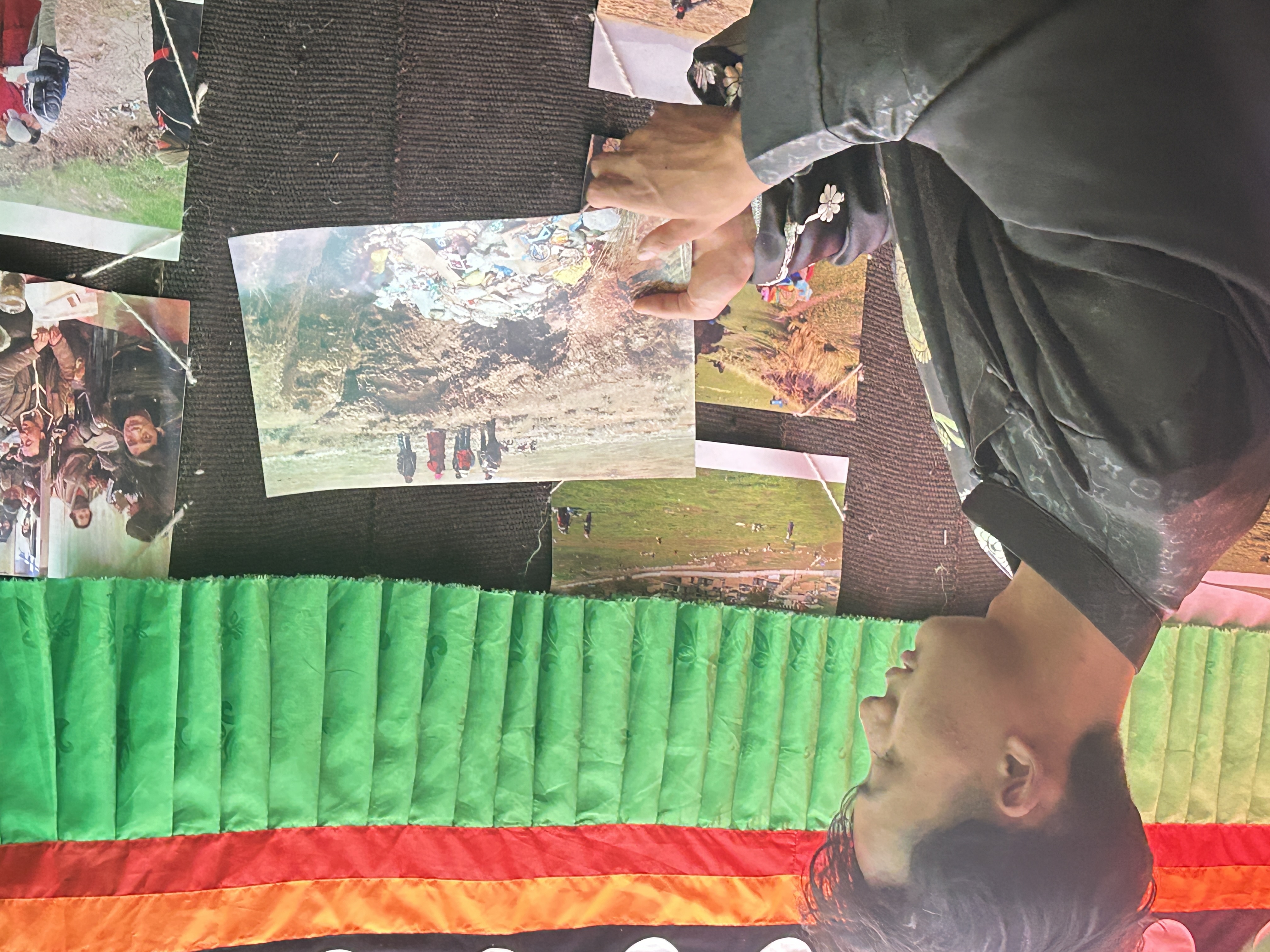 善觉环保团队志愿者为实践团介绍其工作