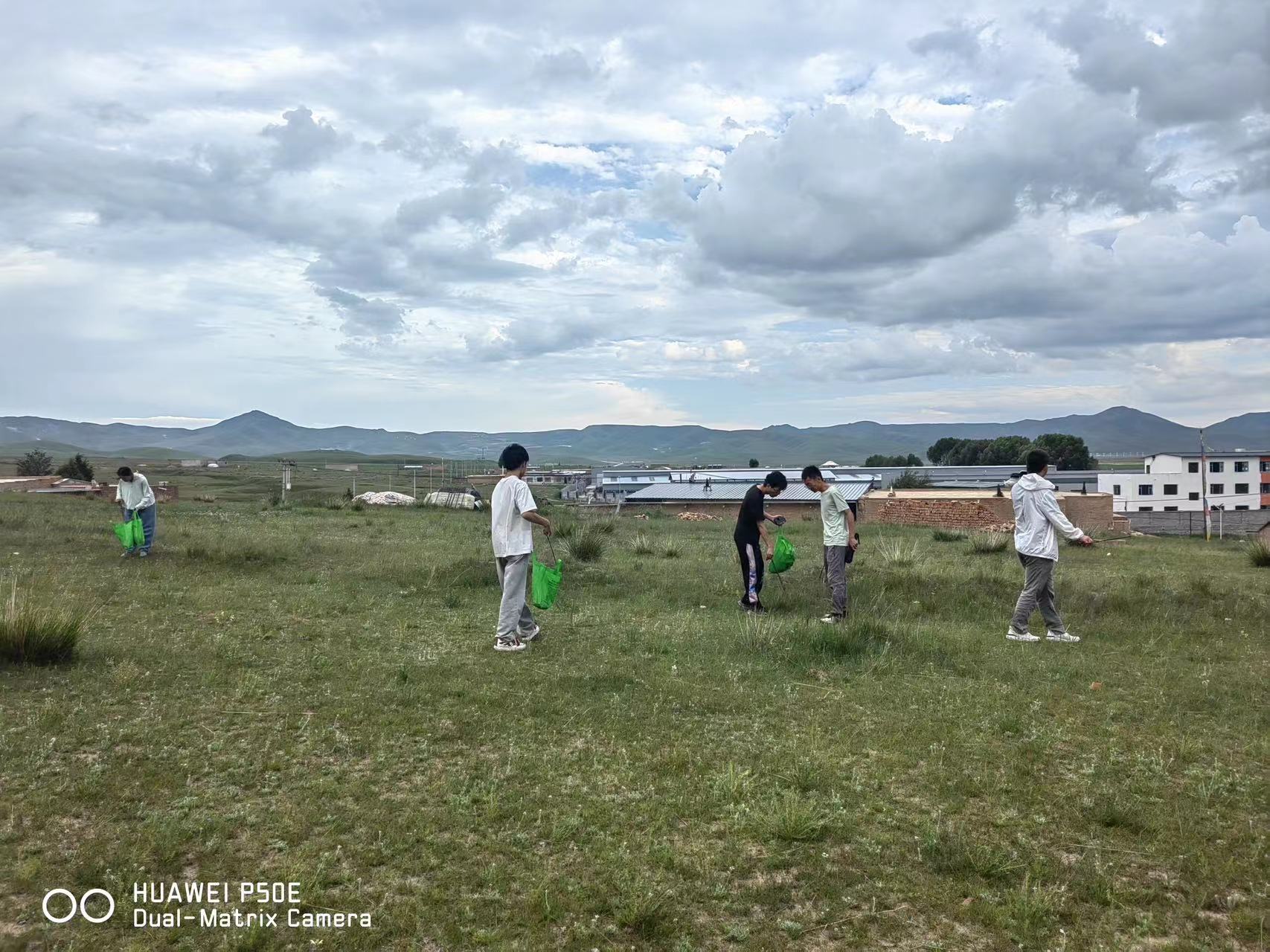 实践团进行捡垃圾活动