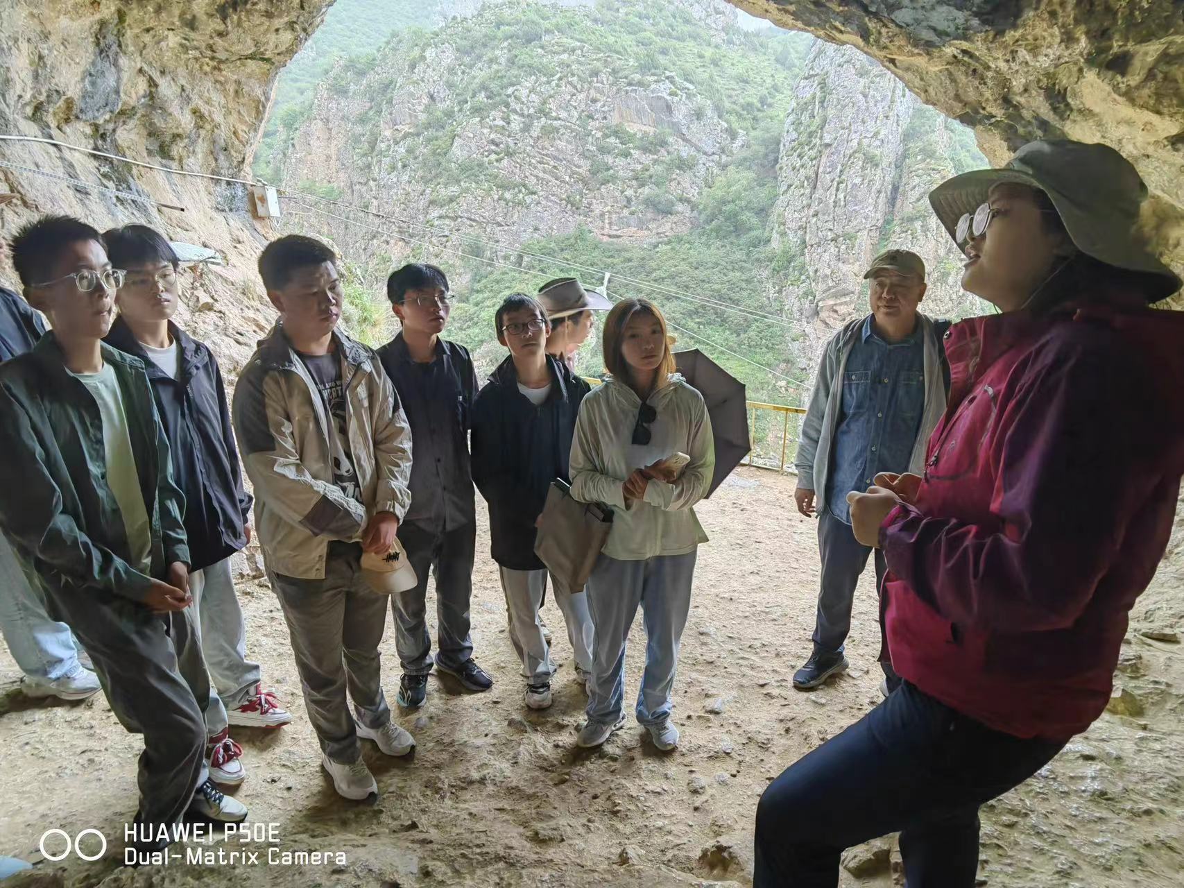 夏欢博士为实践团介绍其考古目的和方法