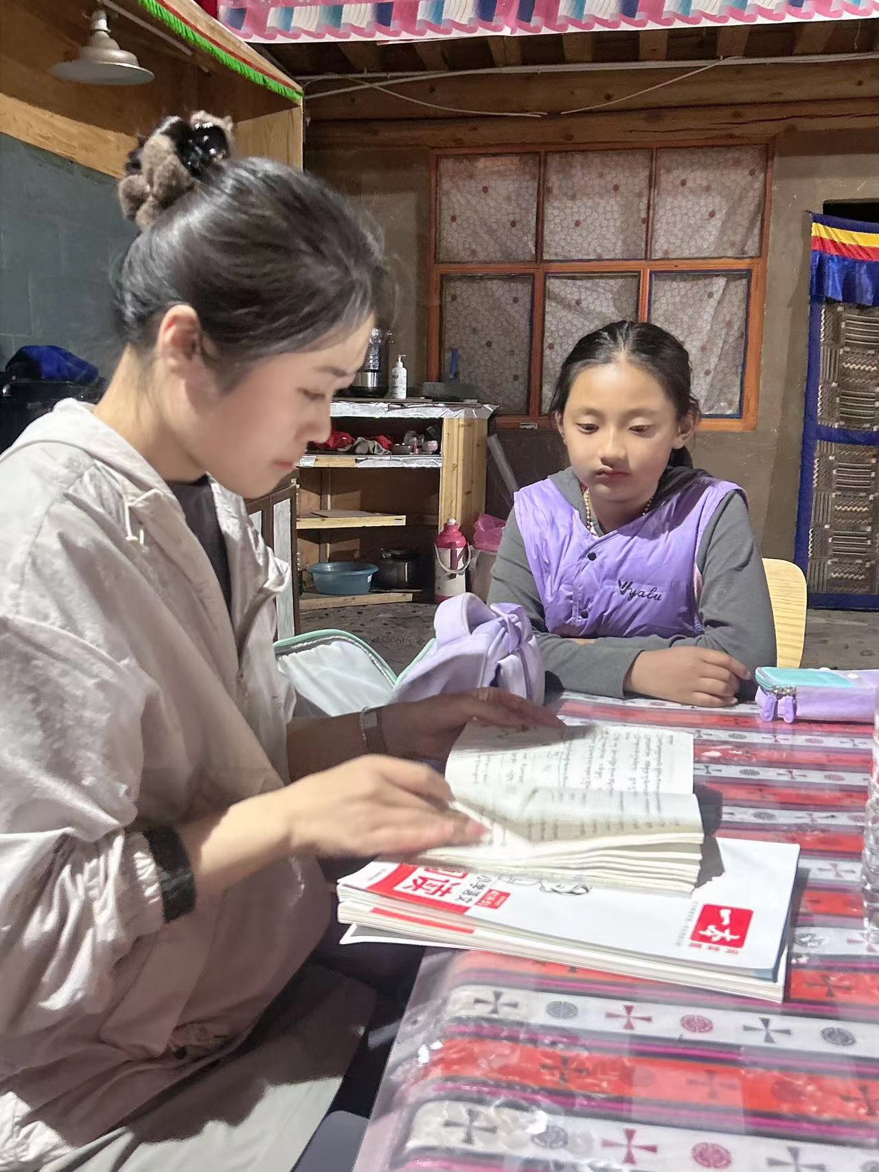 善觉环保团队志愿者辅导藏区孩子