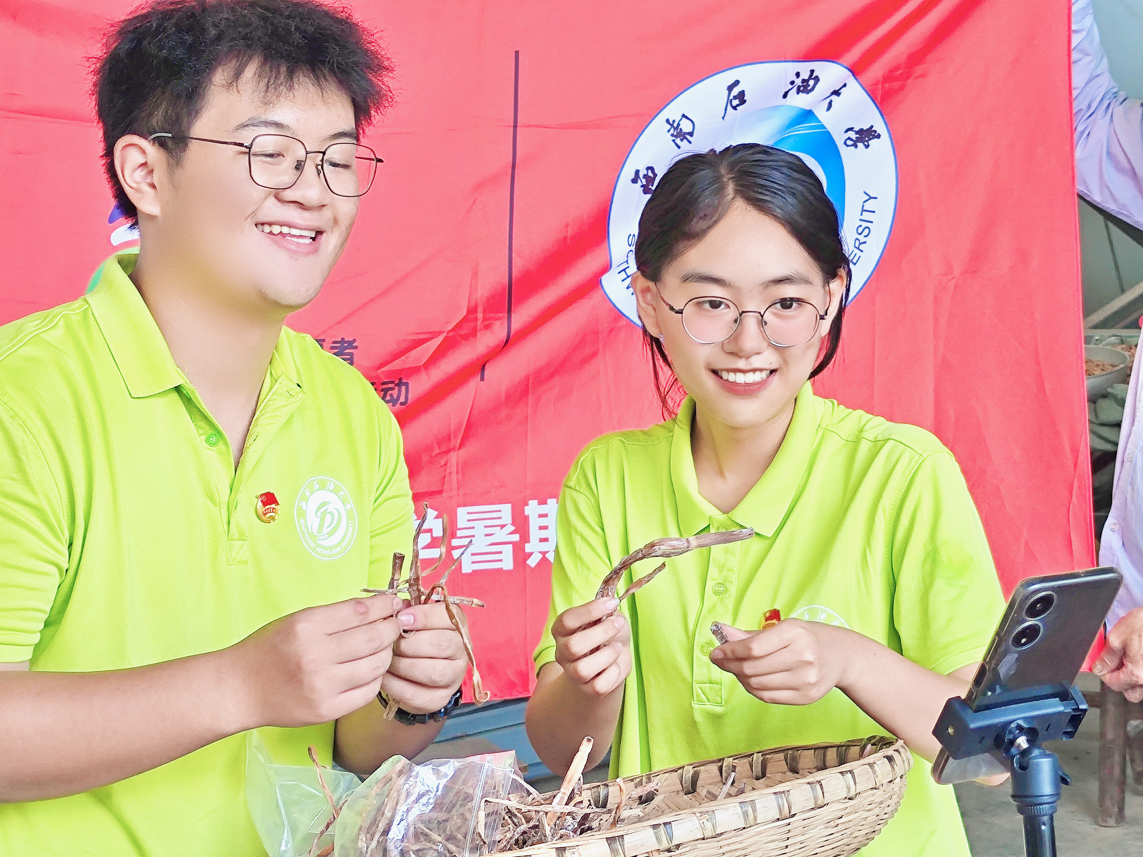 赵呈潇在实践地策划开展直播带货活动