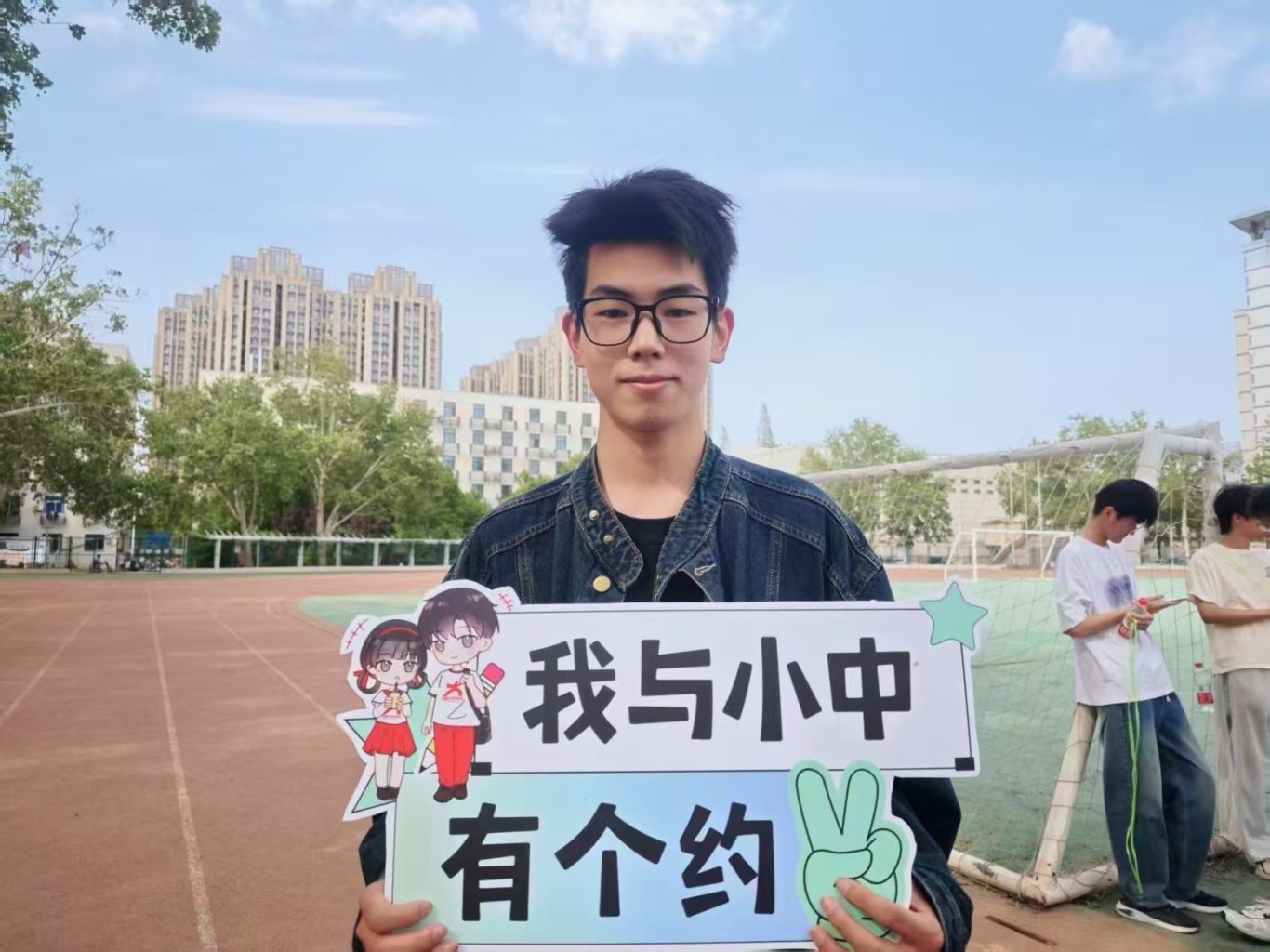 河南農業大學校園行參賽同學與小中手牌合影