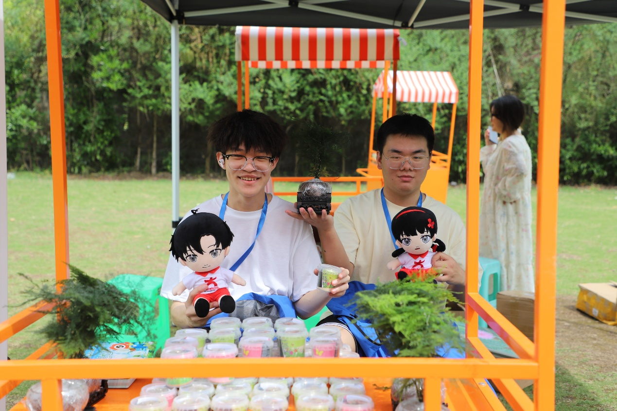 重慶移通學院：小中兄妹來到雙子湖草坪，參與了這場綠植領養活動，活動負責人希望可以帶動大家一起來養護植物，培養一份耐心與環保意識。.png