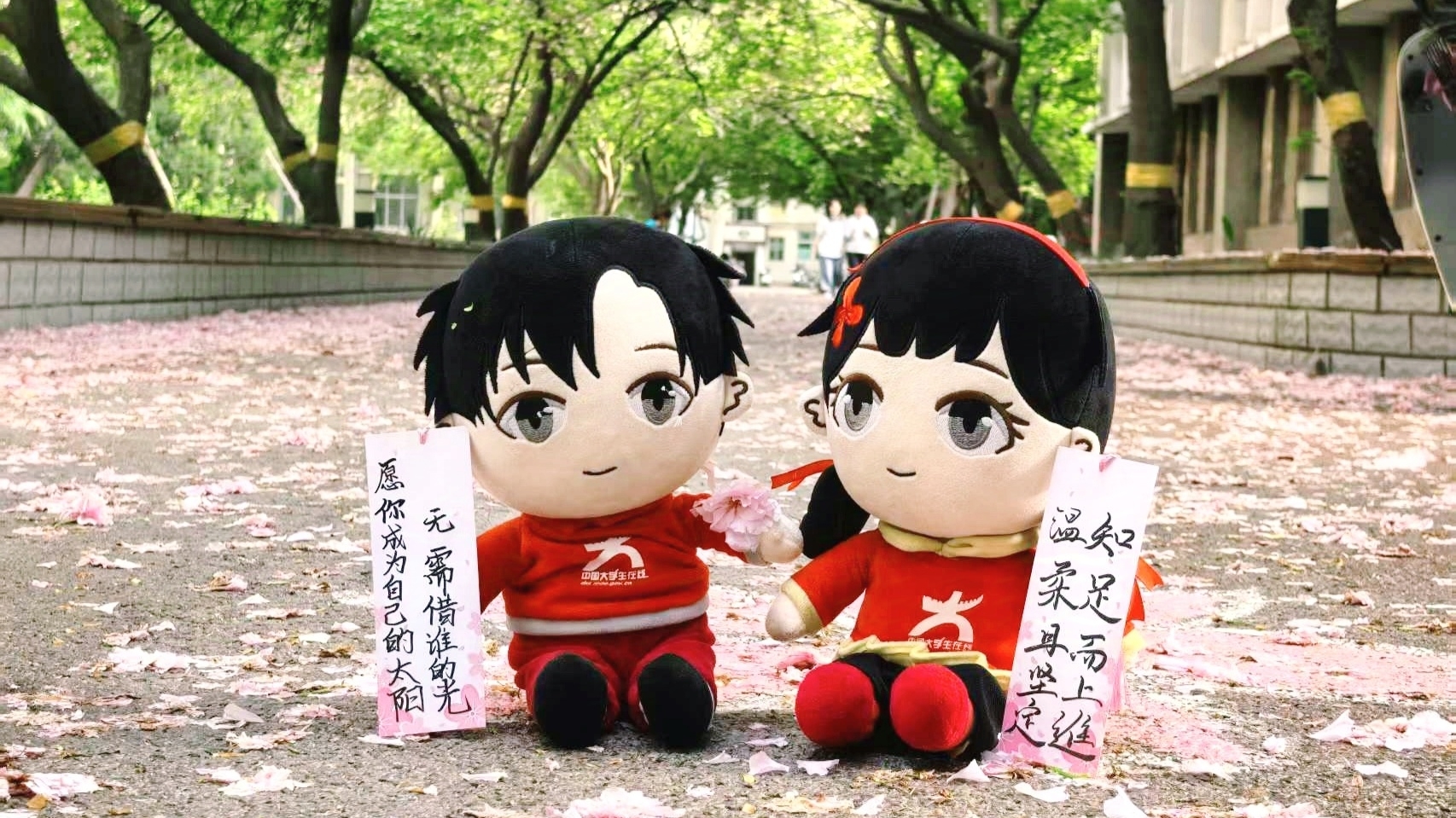 河南農(nóng)業(yè)大學(xué)：2025校園行｜與小中攜手，邂逅爛漫春光 圖注：小中兄妹與櫻花書簽合影 攝影：陳怡蕊