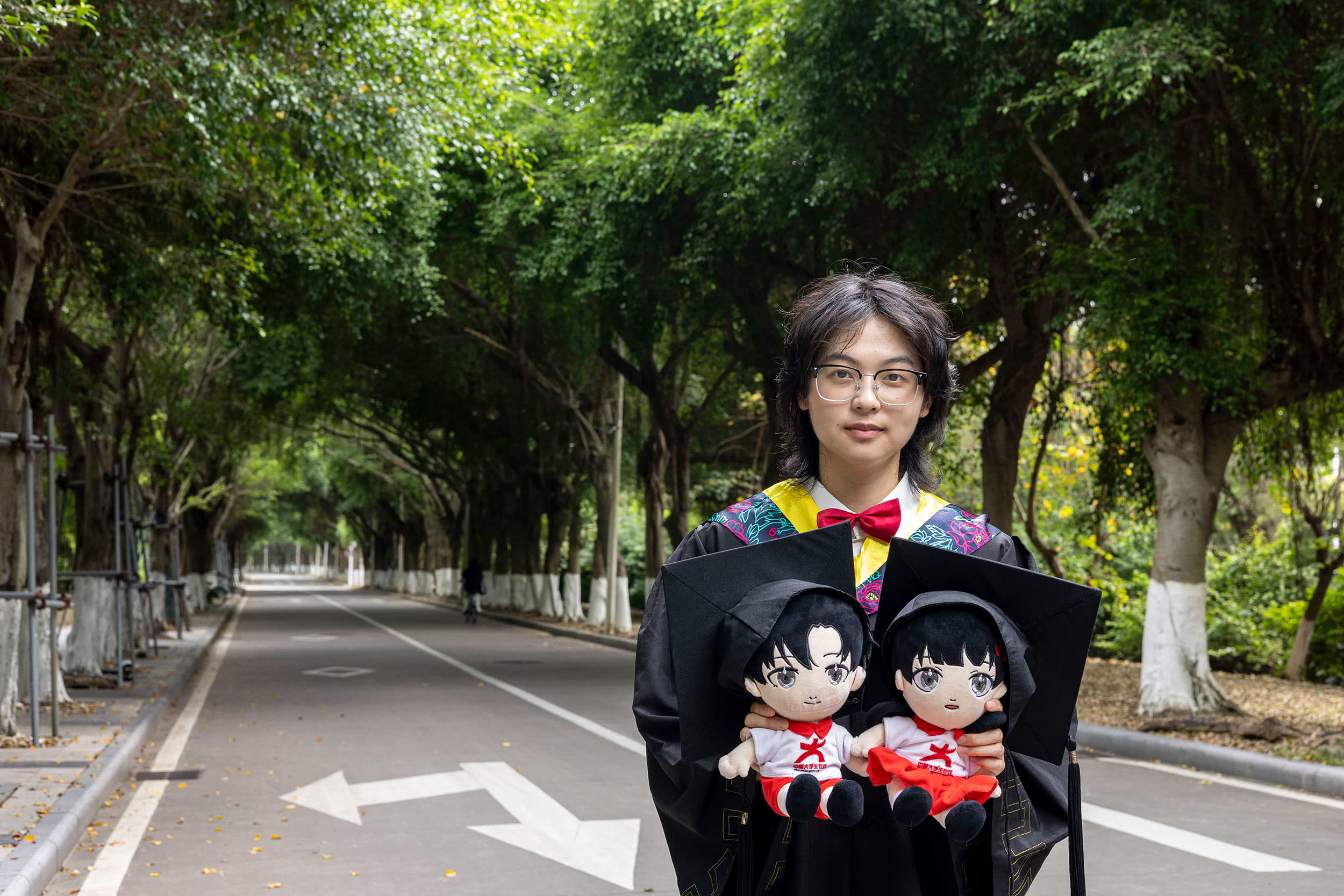廈門大學嘉庚學院：謝謝你，陪我走過四年。林蔭路長得沒有盡頭，廣播站的聲音留在身后。后來枝椏瘋長，我們比喧囂的蟬鳴還張揚。（攝影：郭欣然）