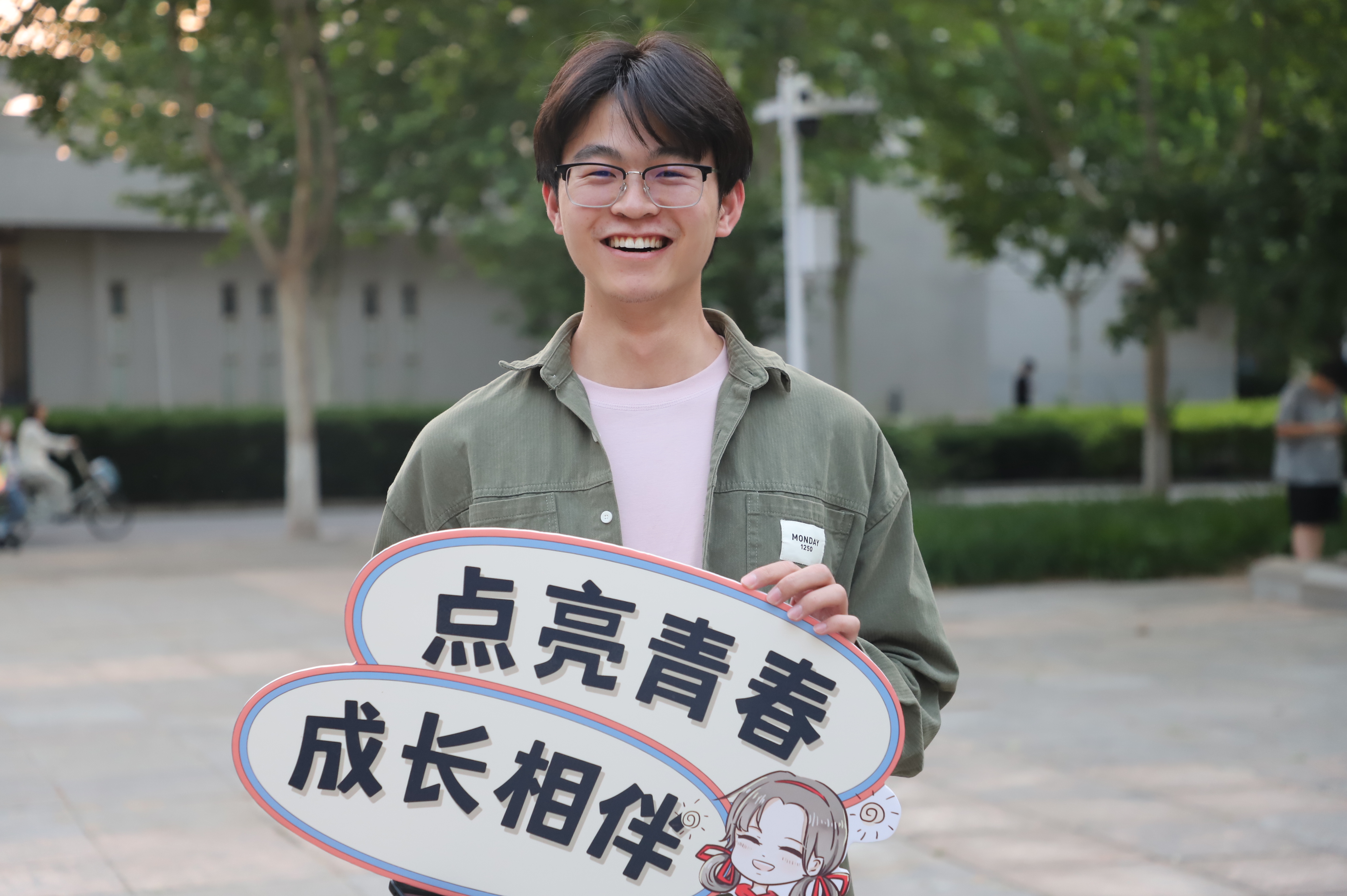 河北科技大学：小中湖畔音乐节丨把耳机里的浪漫搬进湖畔！湖畔音乐节正在进行，他嘴角带着微笑，舞台传来的音乐似魔法，欢乐的气息弥漫湖畔。