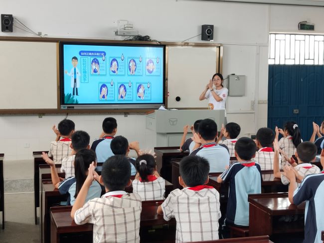 圖為學生們練習七步洗手法..jpg