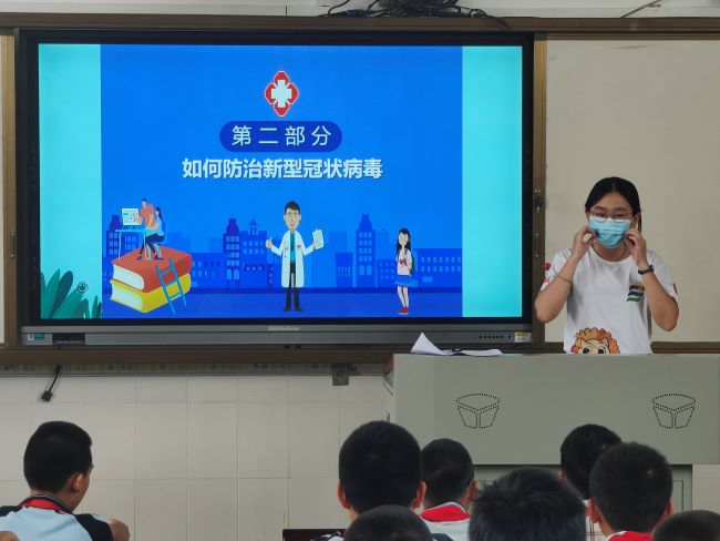 圖為實踐隊員示范口罩佩戴的正確方法。.jpg