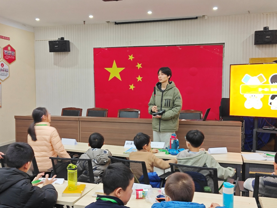 熊恺和孩子们分享他国风俗文化（肖言 摄）.png
