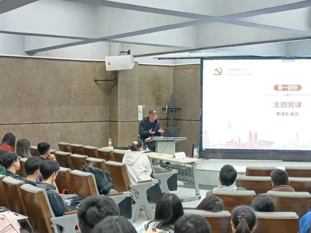 李透忠为学生上党课.jpg