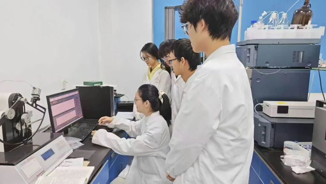 王君玫老师带领学生测试力学性能.jpg