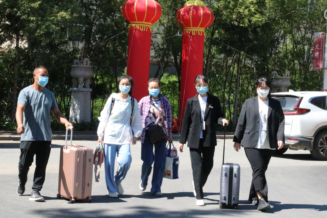 登记,做核酸48小时核酸报告"健康码","行程卡"红帐篷下的志愿者热情