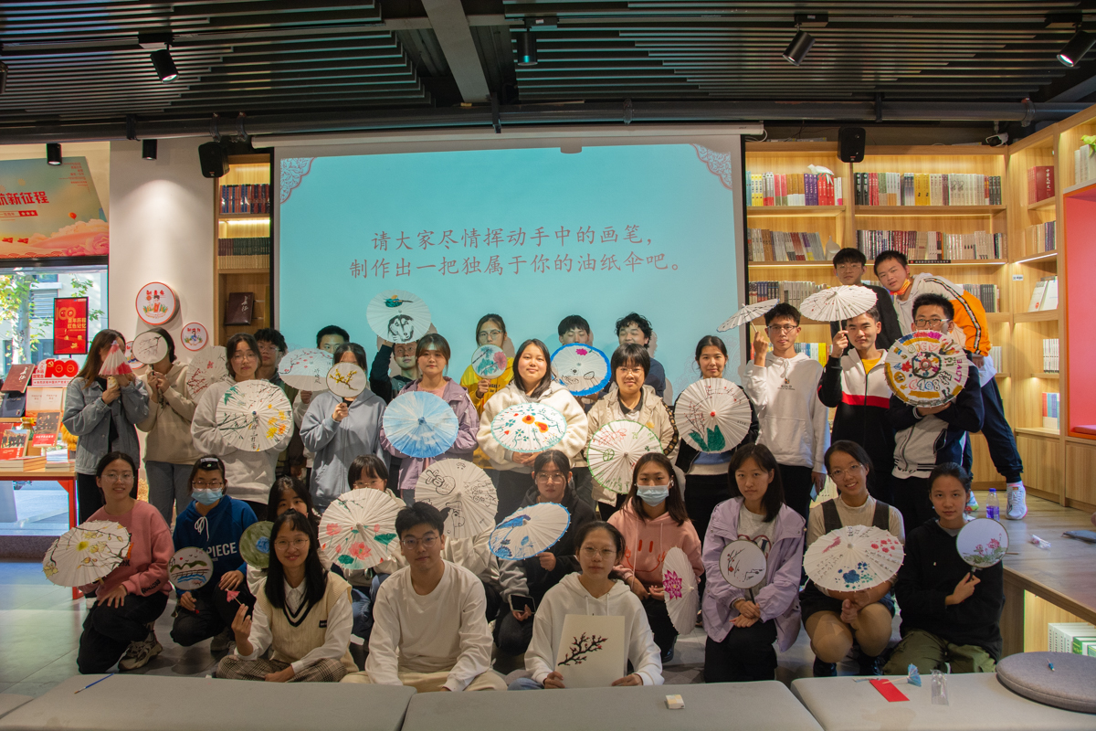 活动现场同学与作品合影（理学院 供图）