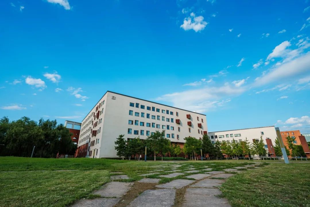 首页>|校园号>|东北大学>东北大学校园风景图科学探索无止境一片丹心