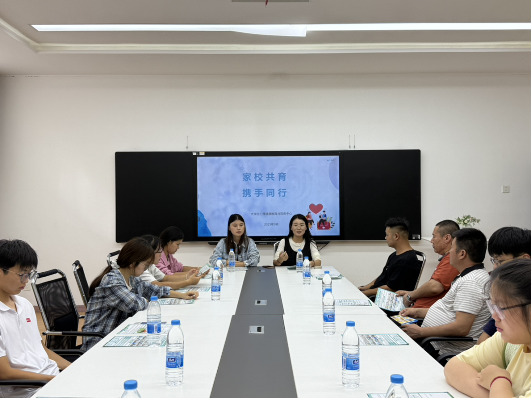 组织2025级新生及家长参观校心理健康教育中心.png
