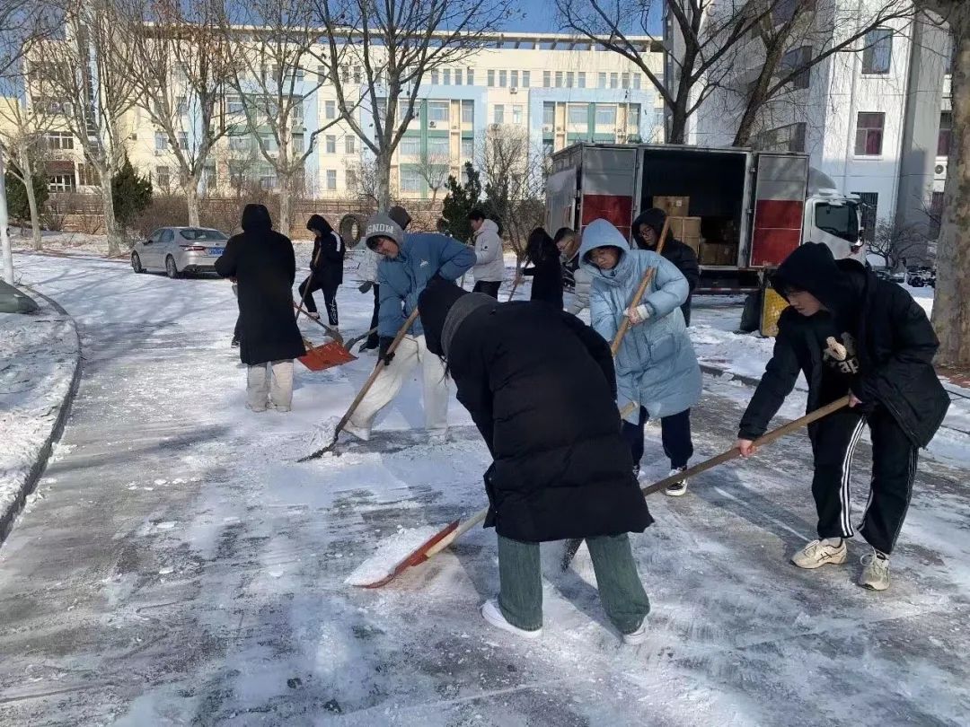 在燕大|全校掃雪鏟冰忙!溫暖了我的燕大! - 燕山大學