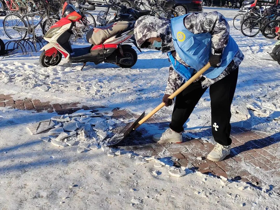 在燕大|全校掃雪鏟冰忙!溫暖了我的燕大! - 燕山大學