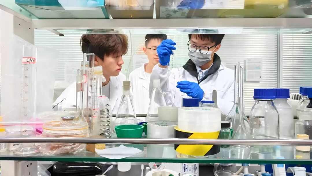 杜天恒在进行化学实验